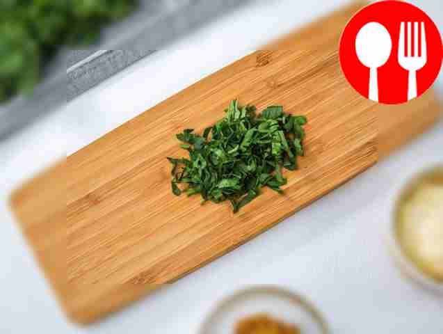 Измельчите петрушку мелко.