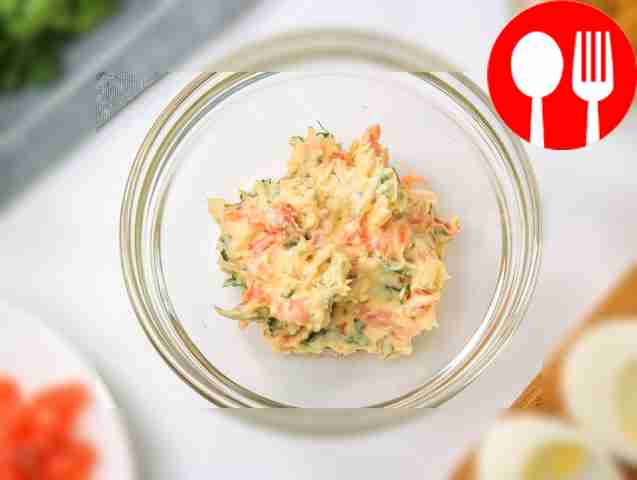 В миске соедините горбушу, желтки, петрушку,...