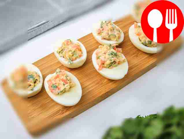 Начиняйте половинки яиц полученной массой.