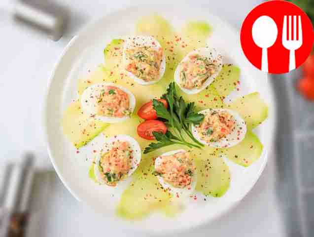 Разложите фаршированные яйца по тарелке и...