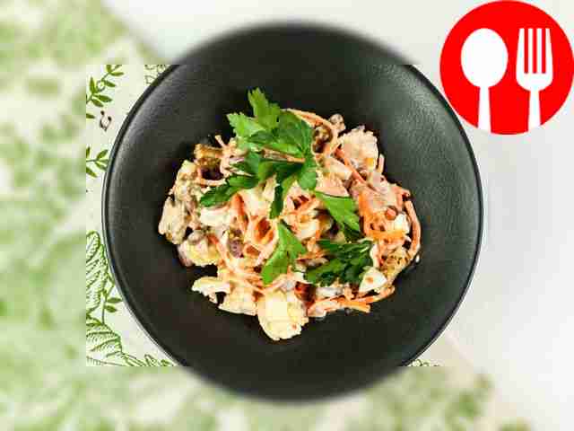 Салат с корейской морковью, фасолью и копченой курицей