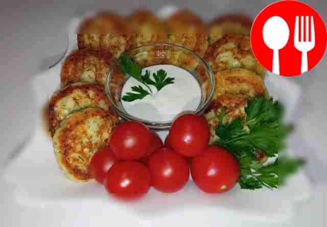 Разложите сырники по тарелке и рядом...