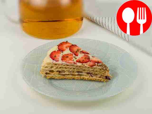 Вафельный торт со сгущенкой и ягодами