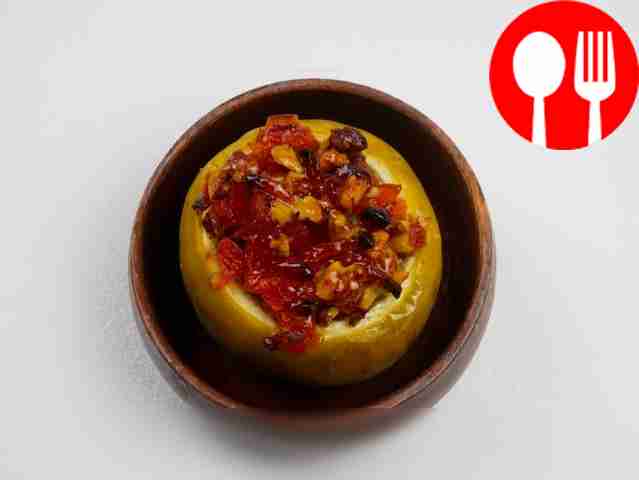 Яблоки, запеченные с курагой и грецким орехом