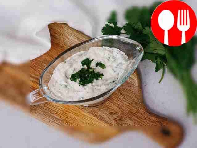 Соус из аджики и сметаны с кинзой