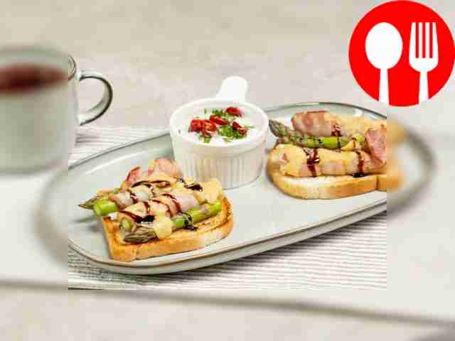 Тост со спаржей