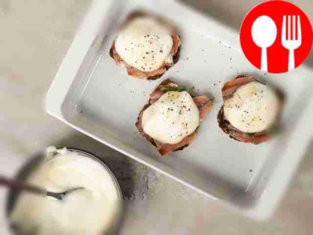 Приготовьте блюдо: на хлебные ломтики положите...