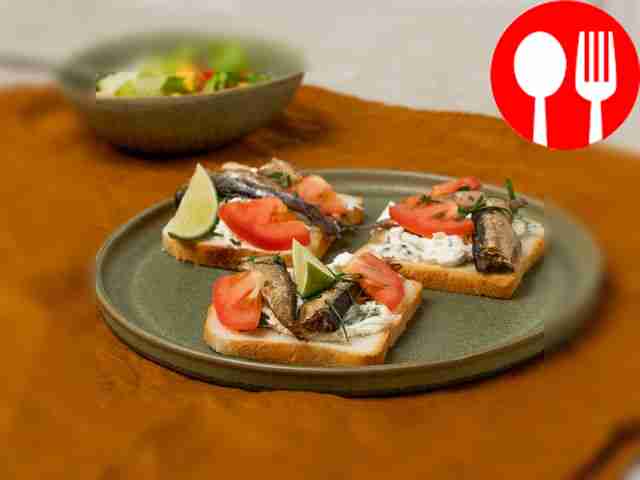 Тост с консервированными шпротами