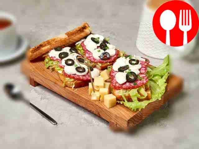 Тост с сырокопченой колбасой