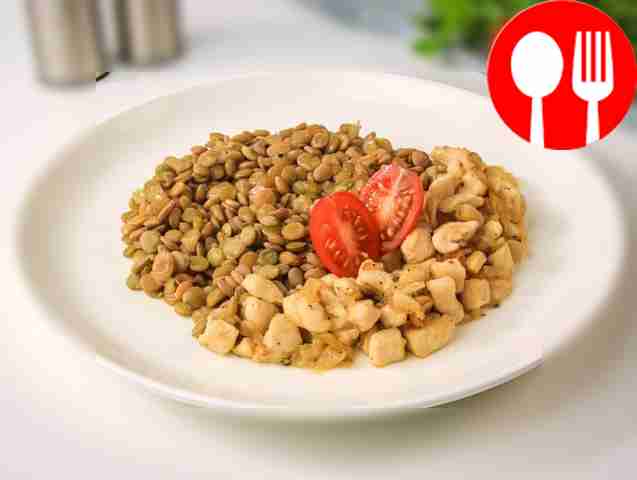 Отварная чечевица с курицей и луком