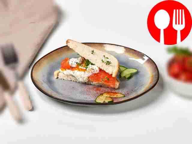 Тост с филе лосося