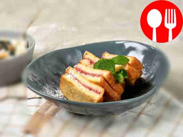 Тост с малиновым джемом