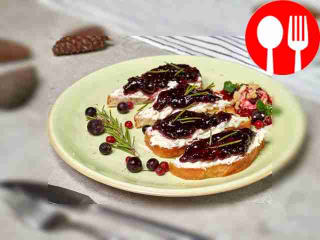 Тост с черничным джемом