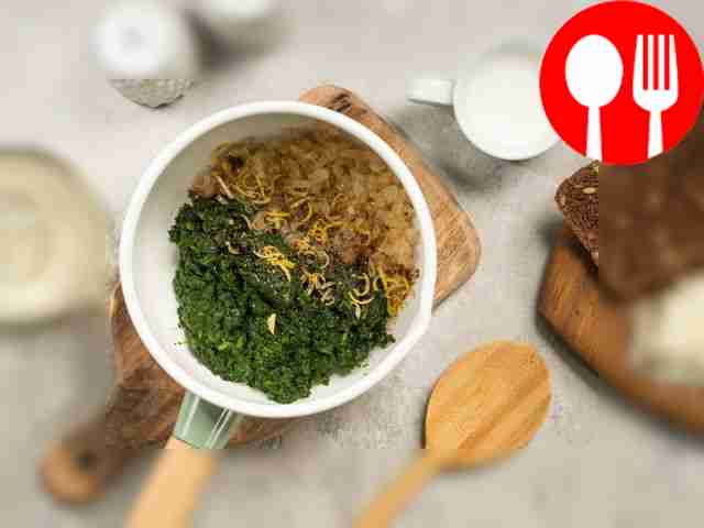 Приготовьте начинку для тостов. Растопите...