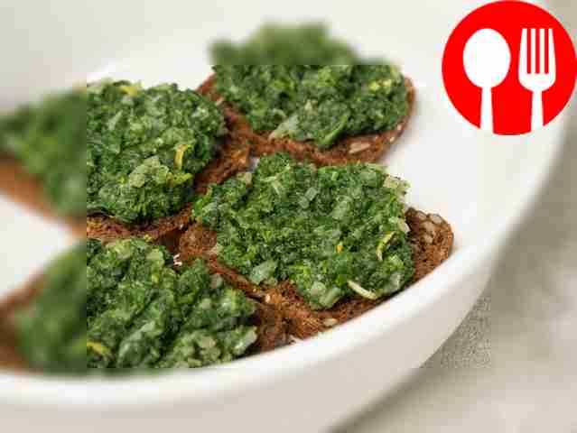 Сделайте тосты. Намажьте хлеб получившейся...