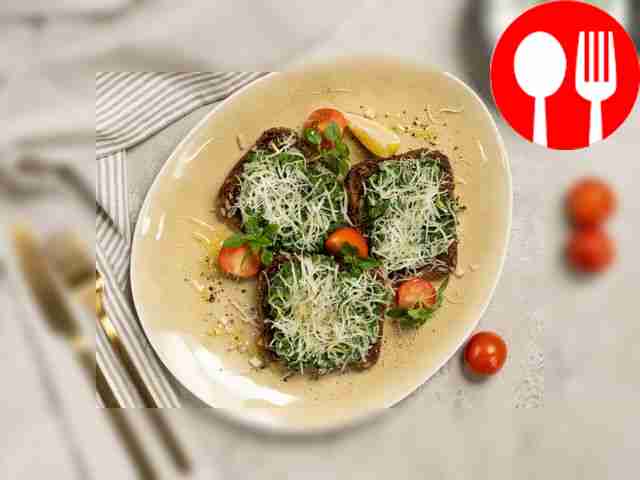 Перед подачей на стол украсьте тосты помидорами черри.