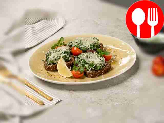 Тост с замороженным шпинатом