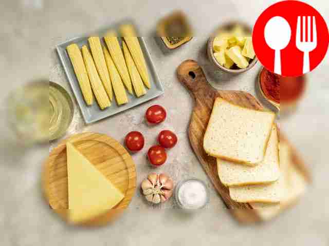 Хорошо вымойте мини-кукурузу, обсушите...