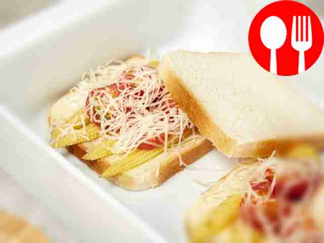 Поджарьте хлеб и намажьте одну сторону каждого...