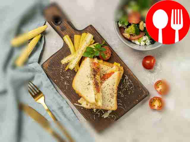 Подавайте тосты, украсив их оставшимися...