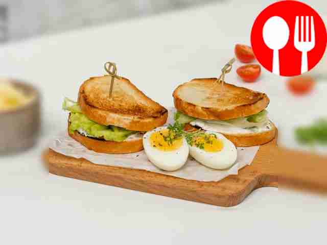 Тост с желтком куриного яйца