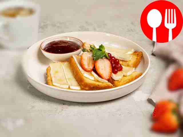 Тост с сыром бри