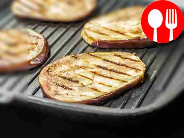 Подготовьте баклажаны. Нарежьте их кружочками...