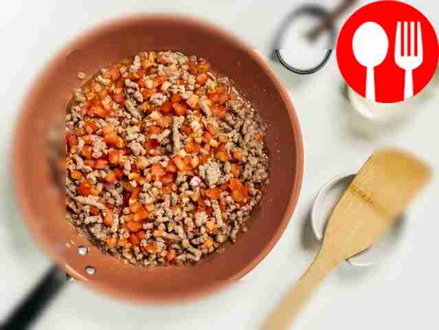 Приготовьте мясную начинку. Разогрейте на...