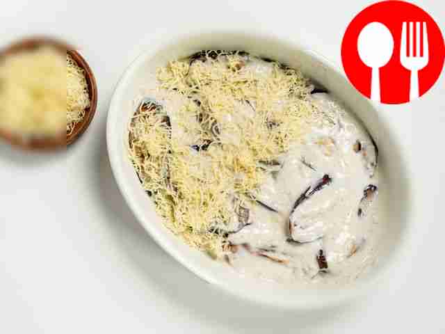 Приготовьте молочный соус. В сотейнике...