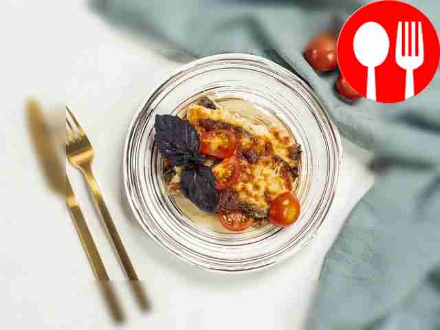 Дайте мусаку с баклажанами слегка остыть,...