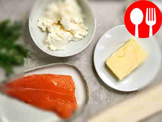 Промойте зелень, обсушите её и мелко нарежьте....