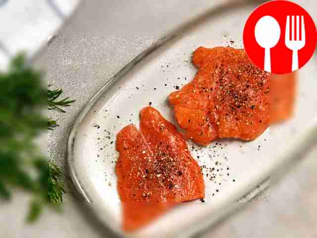 Подготовьте семгу: посолите и поперчите куски...