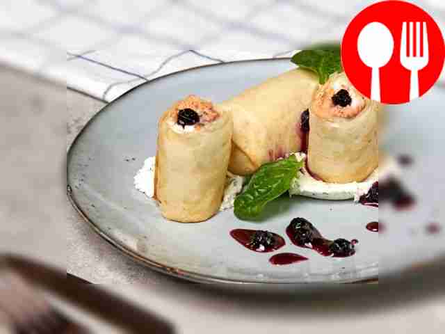 Перед подачей украсьте рулетики из фило с...