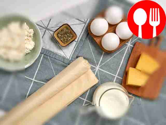 Разморозьте тесто фило и разделите его на две...