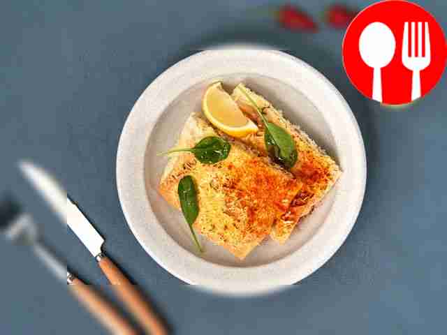 Готовый пирог перенесите на круглую тарелку,...