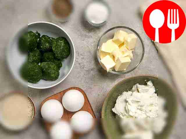 Разморозьте тесто фило и шпинат. Отожмите...