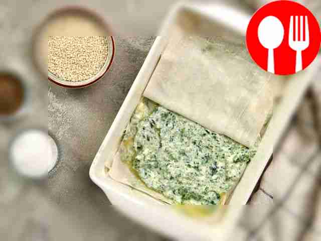 Приготовьте пирог. По очереди уложите в форму...