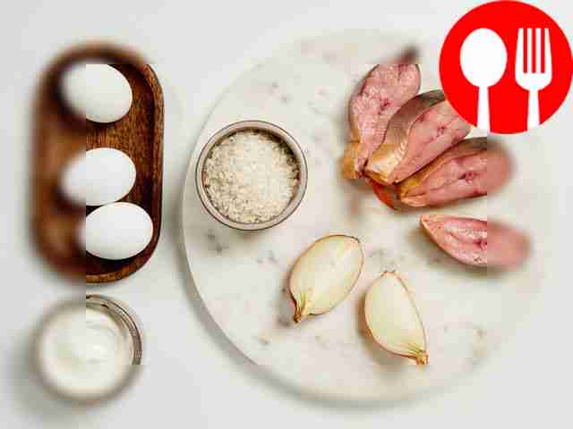 С копчёной горбуши снимите кожу и удалите...