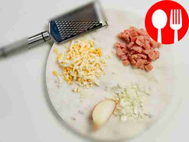 Измельчите ингредиенты: натрите яйца на...