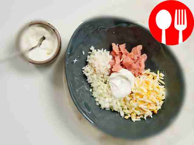 Приготовьте салат: соедините рис, нарезанную...