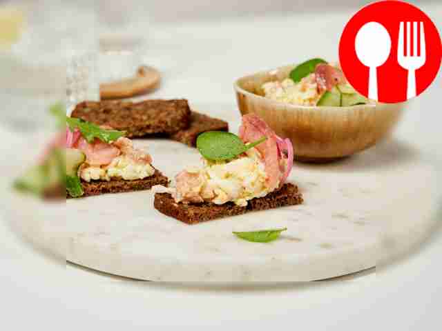 Рыбный салат с рисом и яйцом