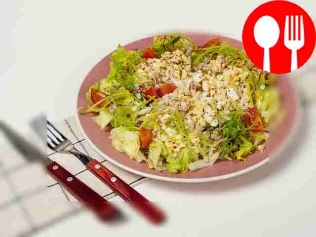 Рыбный салат с сыром и рыбным филе