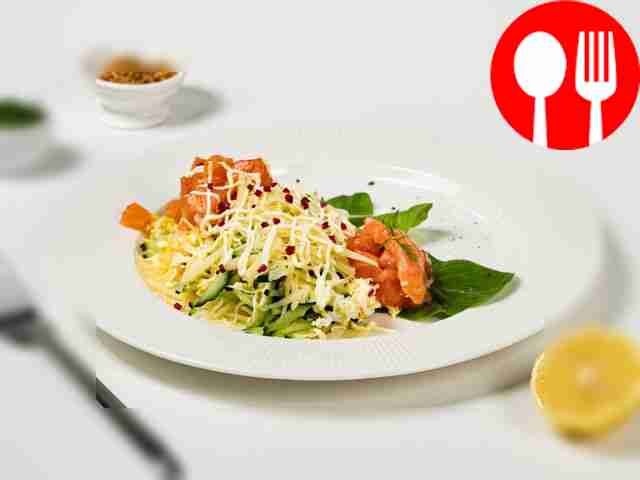 Рыбный салат с яйцом и семгой