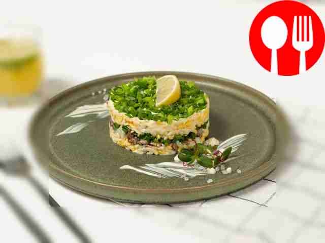 Салат с рыбными консервами, яйцами и луком