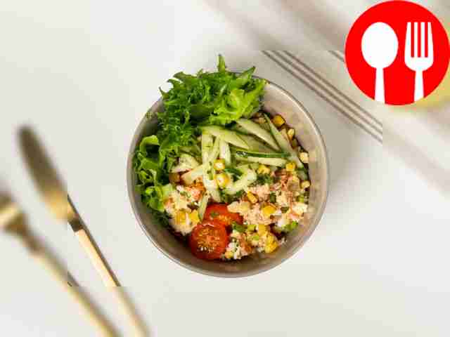 Подавайте сочный рыбный салат порционно,...