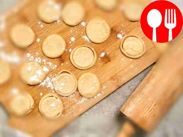 Сформируйте волованы. Раскатайте тесто до...