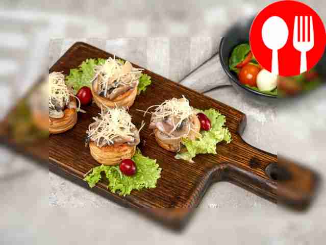 Перед подачей украсьте волованы с грибами...