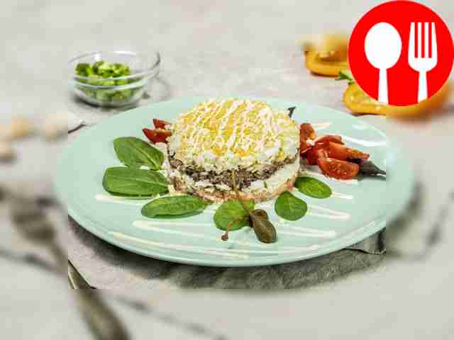 Салат с рыбными консервами и сыром