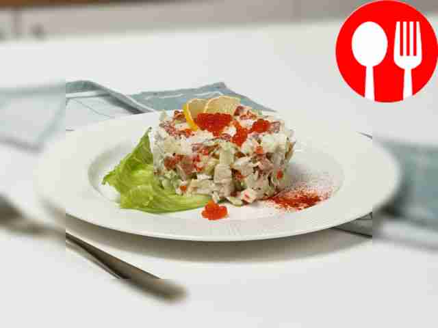 Вкусный рыбный салат с семгой и икрой