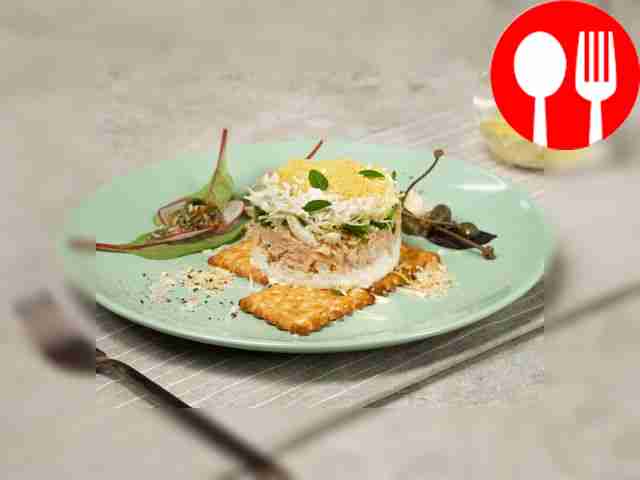 Вкусный салат с консервированной горбушей и крекерами